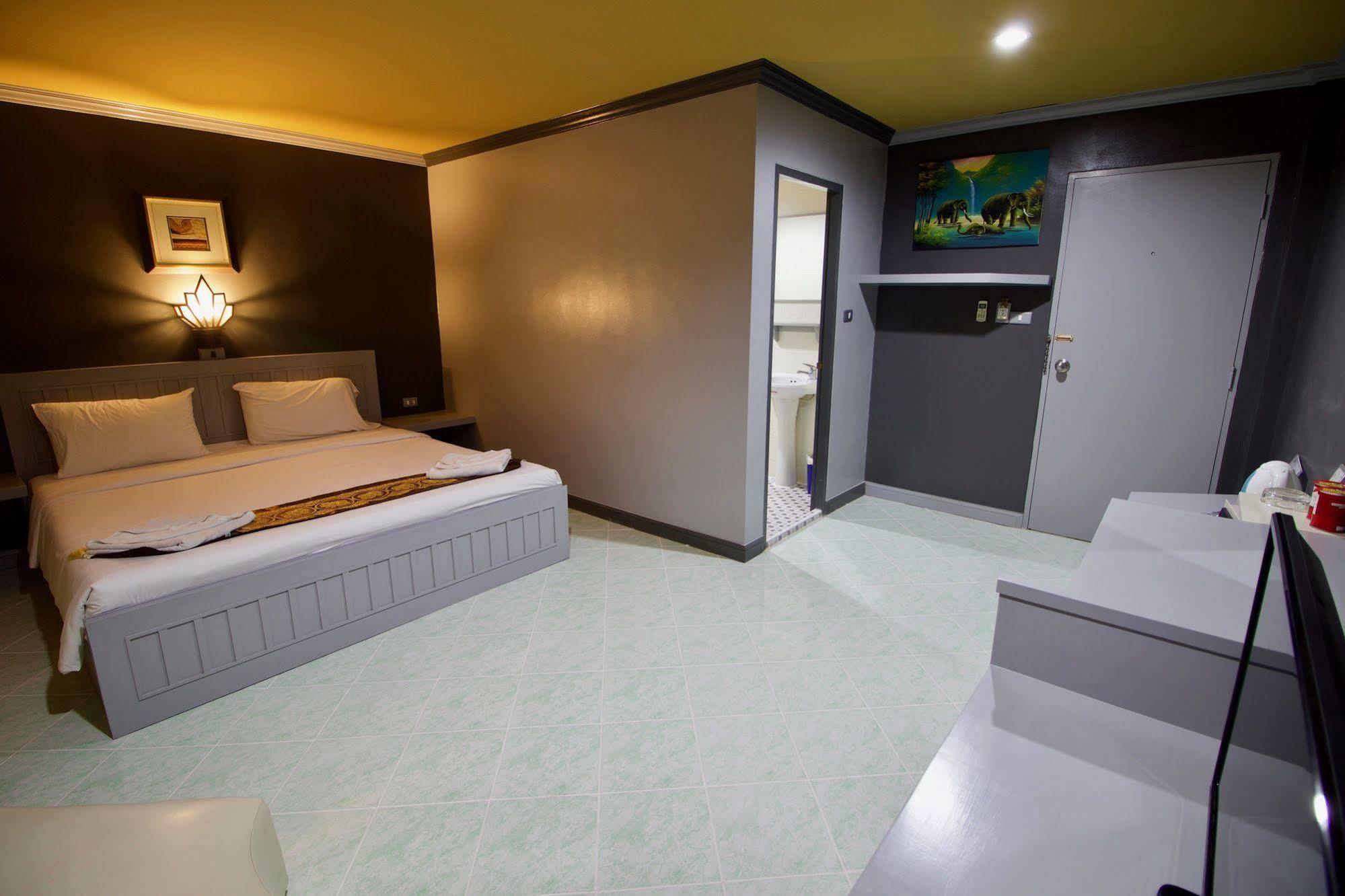 The Little Moon Residence Patong Extérieur photo